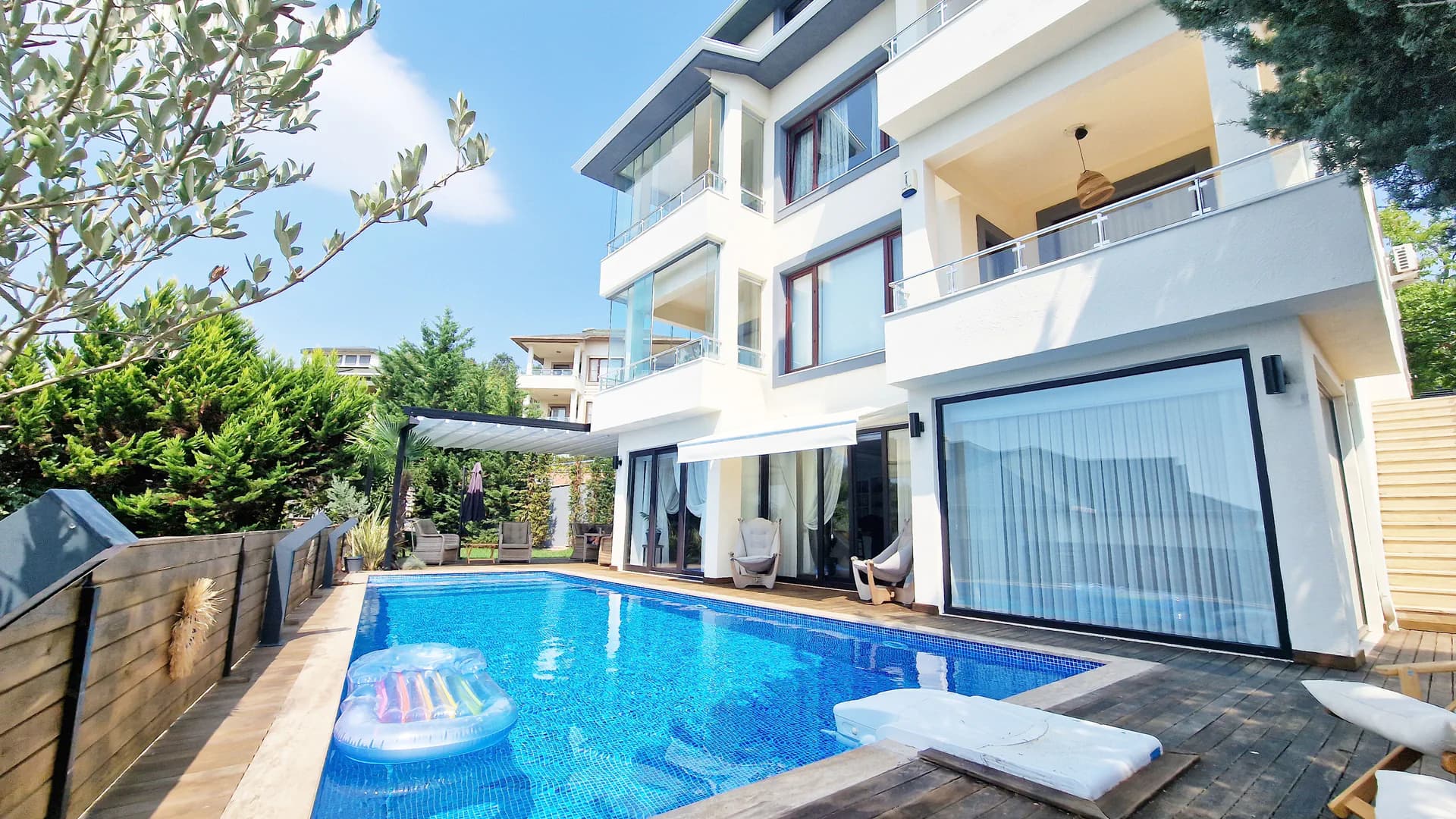 Contemporary architectural exterior selected for the Peker House story